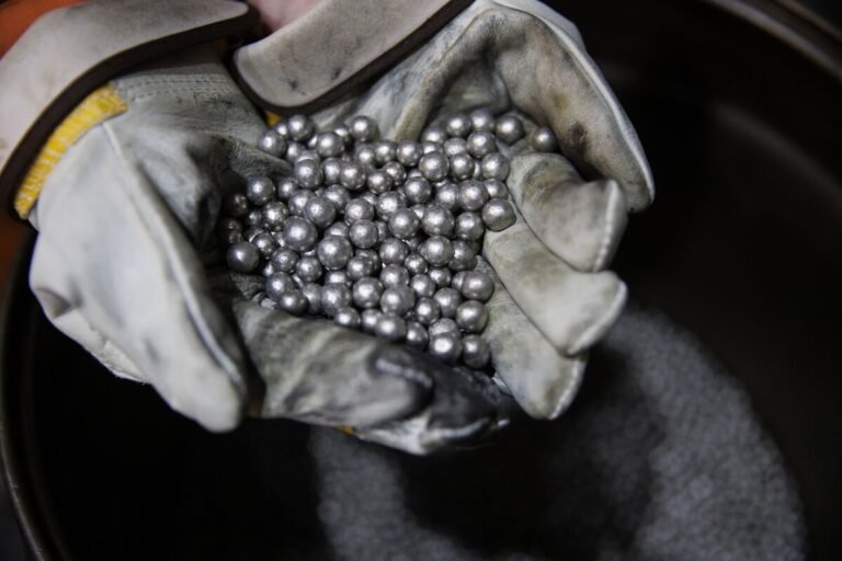 تصویری از نیکل پلیت و نیکل ساچمه‌ای به عنوان مواد اولیه صنایع فولاد و آبکاری Image of nickel plate and nickel shot as raw materials for steel and electroplating industries